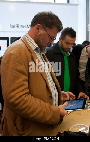 Les gens à l'aide d'iPad - Apple Store - Regents Street - Londres Banque D'Images