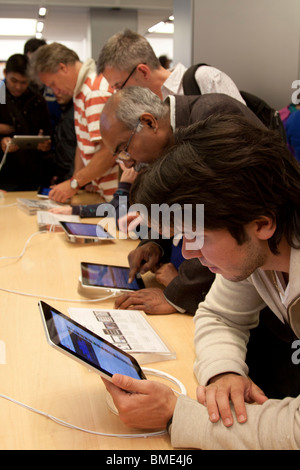 Les gens à l'aide d'iPad - Apple Store - Regents Street - Londres Banque D'Images