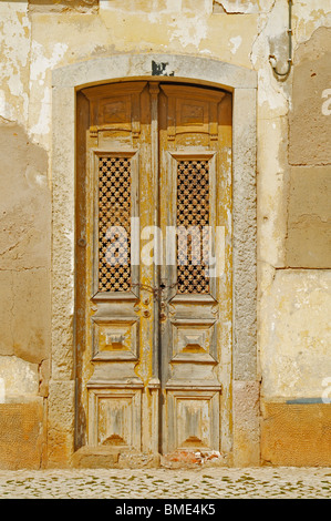 Porte ancienne porte en bois traditionnel dans le village de Ferragudo près de Portimao Algarve Portugal Europe de l'UE Banque D'Images