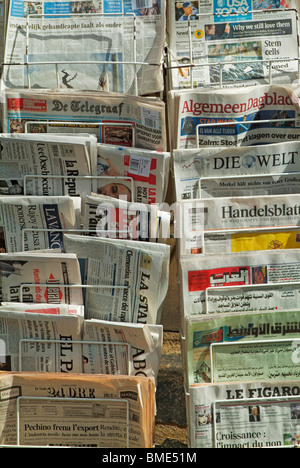 des journaux de la presse du monde sont à vendre sur un kiosque à journaux dans une boutique de l'agence de presse située dans le centre-ville du royaume-uni Banque D'Images