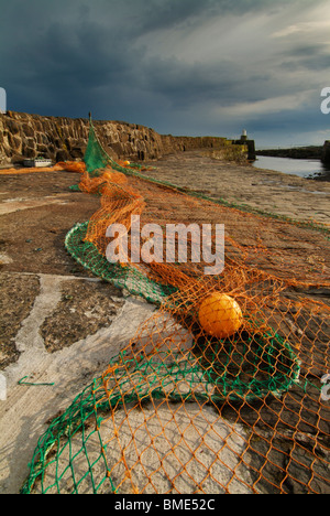 Ciel d'orage à l'east Fife port de pêche de Pittenweem avec des filets et les flotteurs East Neuk de Fife Scotland UK GB EU Europe Banque D'Images