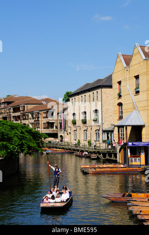 Promenades en barque sur la rivière Cam près du Quayside, Cambridge, England, UK Banque D'Images