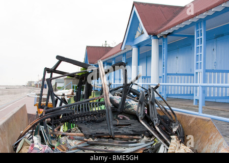 Incendie à des cabines de plage d'Essex Clacton UK Banque D'Images