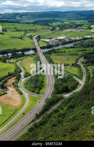 La vue depuis le haut de Kinnoull Hill, Perth. L'Écosse, montrant le Friarton supérieur permettant à l'autoroute M90. Banque D'Images