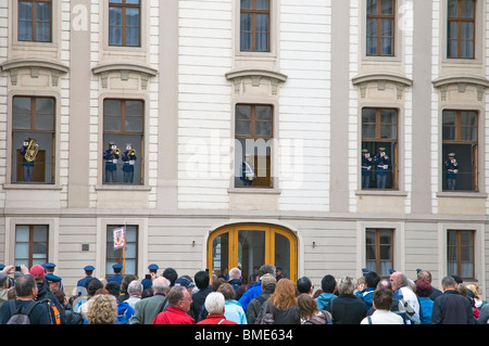 Fanfare militaire jouant au cours de l'évolution des gardes, le château de Prague, République tchèque, est de l'Europe Banque D'Images