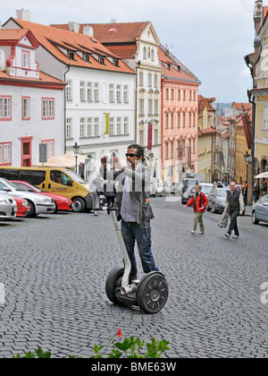 Conduire en Segway touristique et tir instantané,Praga Prague République tchèque à l'Est Europa Banque D'Images