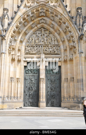 Portail gothique de la cathédrale avant,St Vitus, Prague République tchèque l'Est Europa Banque D'Images