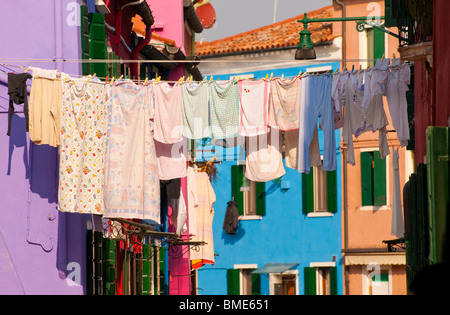 Burano, Italie, blanchisserie en train de sécher dehors dans les rues près de Venise Banque D'Images