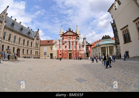 Vue sur basilique Saint-Georges au Château de Prague, Prague, République tchèque, est de l'Europe Banque D'Images