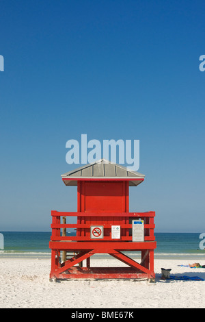 Siesta Key Sarasota en Floride la vie colorée rouge guard position sur plage de sable blanc Banque D'Images