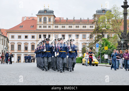 Relève de la garde , le Château de Prague, Prague , République Tchèque, est de l'Europe Banque D'Images