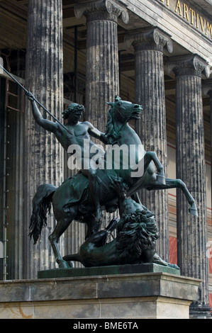 Statue d'un homme montant un cheval contre un lion à l'extérieur de l'Altes Museum Berlin Allemagne Banque D'Images