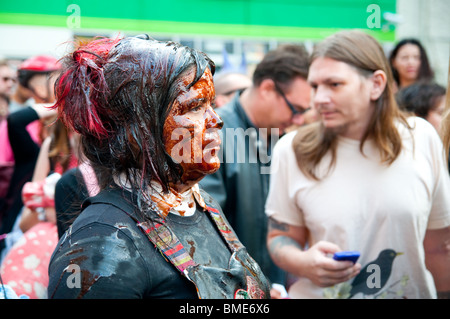 Activiste féminine douses elle-même en 'oil' à Soho, New York, pour protester contre le déversement de pétrole de BP désastreux. Le 28 mai 2010. Banque D'Images