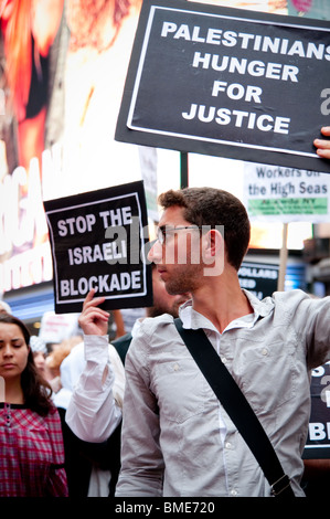 Des milliers de personnes se réunissent à New York Times Square pour protester contre l'attaque meurtrière d'Israël sur la flottille d'aide humanitaire. 01 juin, 2010 Banque D'Images