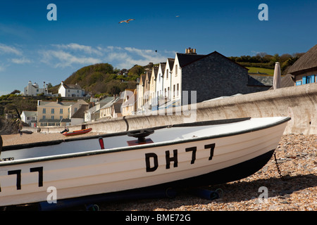 Royaume-uni, Angleterre, Devon, Torcoss sur bateau, lieu non identifié Sands plage en face du mur de mer défensive Banque D'Images