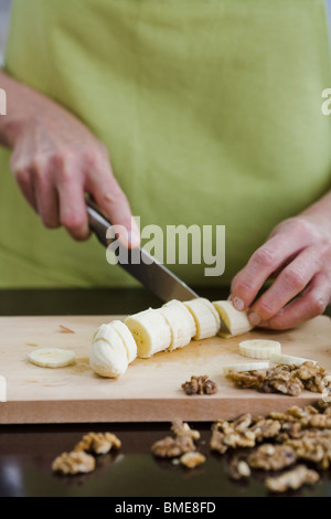 Femme faisant une salade de fruits, en Suède. Banque D'Images