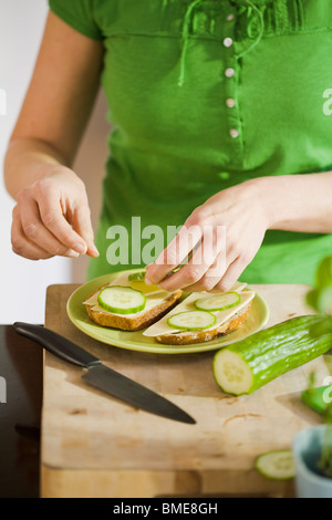 Femme préparer le petit-déjeuner, en Suède. Banque D'Images