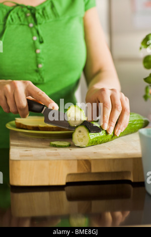 Femme préparer le petit-déjeuner, en Suède. Banque D'Images