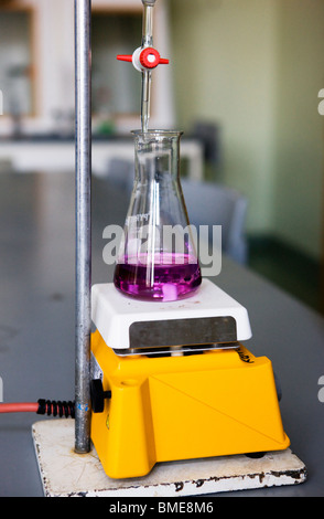 Pour titration au laboratoire chimique Banque D'Images