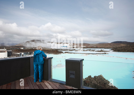 Les femmes standing looking at view Banque D'Images