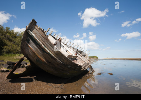 Traeth Dulas, Isle of Anglesey, au nord du Pays de Galles, Royaume-Uni, Europe. Vieille coque en bois d'une épave dans la baie Banque D'Images