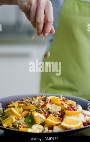 Femme faisant une salade de fruits, en Suède. Banque D'Images