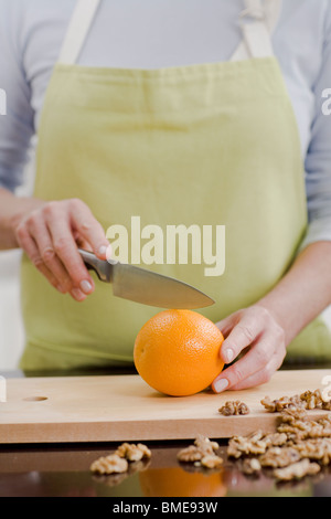 Femme faisant une salade de fruits, en Suède. Banque D'Images