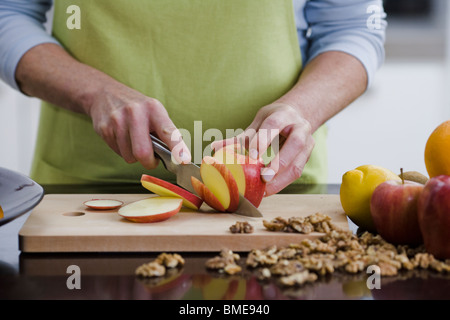 Femme faisant une salade de fruits, en Suède. Banque D'Images