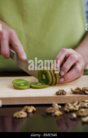 Femme faisant une salade de fruits, en Suède. Banque D'Images