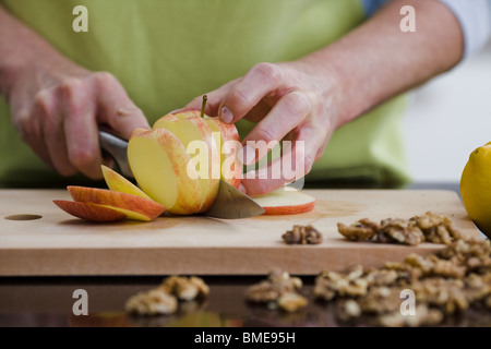 Femme faisant une salade de fruits, en Suède. Banque D'Images