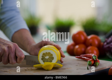 Femme de couper les légumes, la Suède. Banque D'Images