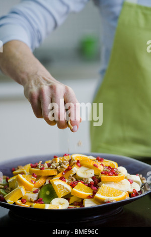 Femme faisant une salade de fruits, en Suède. Banque D'Images