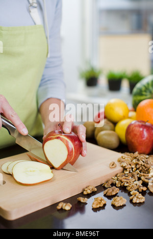 Femme faisant une salade de fruits, en Suède. Banque D'Images