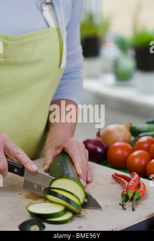 Femme de couper les légumes, la Suède. Banque D'Images