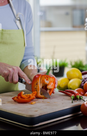 Femme de couper les légumes, la Suède. Banque D'Images