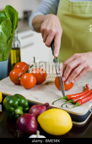 Femme de couper les légumes, la Suède. Banque D'Images