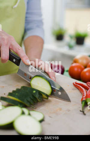 Femme de couper les légumes, la Suède. Banque D'Images