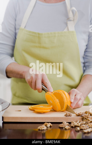 Femme faisant une salade de fruits, en Suède. Banque D'Images