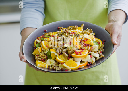 Femme faisant une salade de fruits, en Suède. Banque D'Images