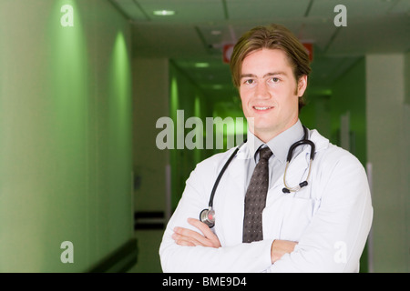Beau jeune médecin portrait in hospital hallway Banque D'Images