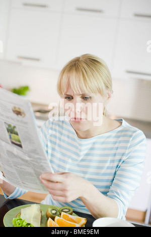 Femme ayant le petit déjeuner, la Suède. Banque D'Images