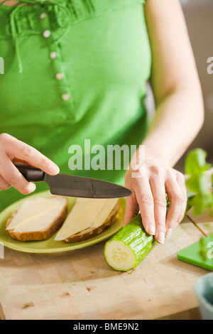 Femme préparer le petit-déjeuner, en Suède. Banque D'Images