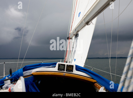 Bateau à voile en pleine tempête Banque D'Images