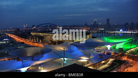 Expo de l'axe dans la zone B de nuit, 2010 Parc de l'Expo Shanghai, Pudong, Shanghai, Chine Banque D'Images