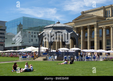 Stuttgart, vue à partir de la Schlossplatz au Kunstmuseum (Musée d'art), Musikpavillon (pavillon) et musique Koenigsbau, Allemagne Banque D'Images