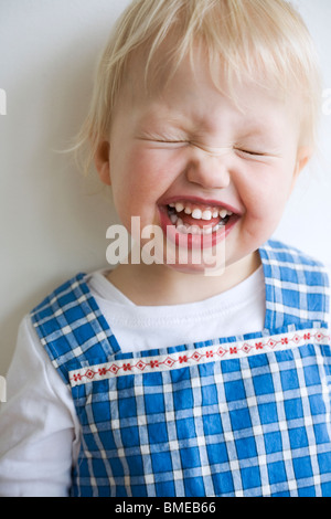 Portrait d'une jeune fille riant, en Suède. Banque D'Images