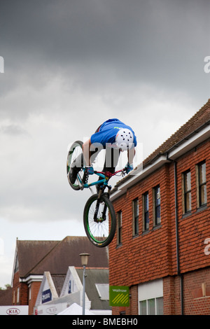 Un rider BMX effectue un saut périlleux au cours d'un spectacle acrobatique, d'affichage, Haslemere Surrey, Angleterre. Banque D'Images