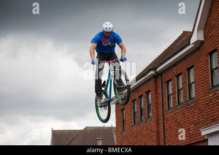 BMX un cavalier gagne hauteur maximale lors d'une acrobatie, affichage, Haslemere Surrey, Angleterre. Banque D'Images