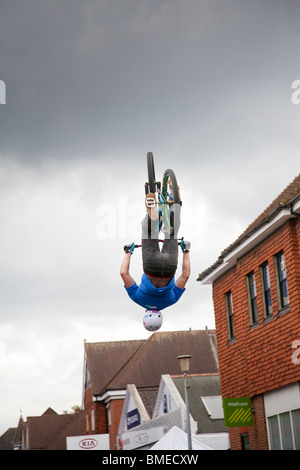 Un rider BMX effectue un saut périlleux au cours d'un spectacle acrobatique, d'affichage, Haslemere Surrey, Angleterre. Banque D'Images