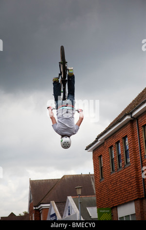 Un rider BMX effectue un saut périlleux au cours d'un spectacle acrobatique. Banque D'Images